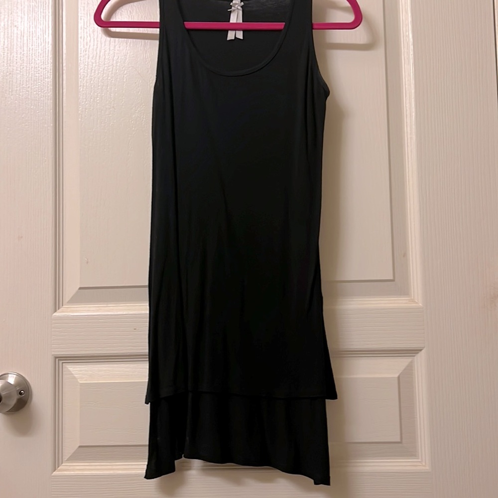 Black high/low flowy tank top - size S
